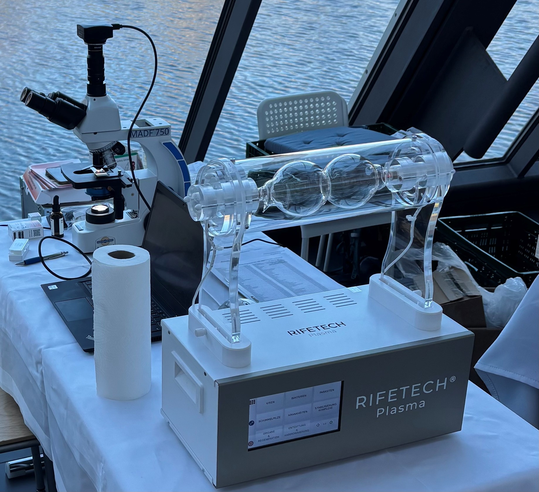 RIFETECH Gerät mit Dunkelfeld Mikroskop bei einer Messe